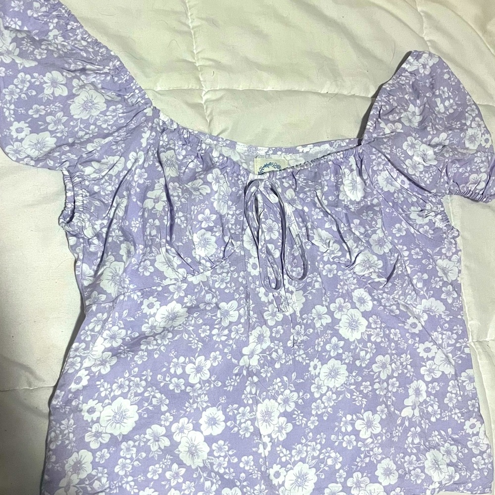 FRANCESCA’S PURPLE FLORAL OF THE SLEEVE PUFFY CROP MEDIUM 💜🪻